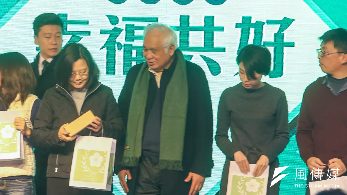 姚嘉文(中)爆料,「向各位保證,賴清德不會爭取2020的總統」。(陳明仁攝)