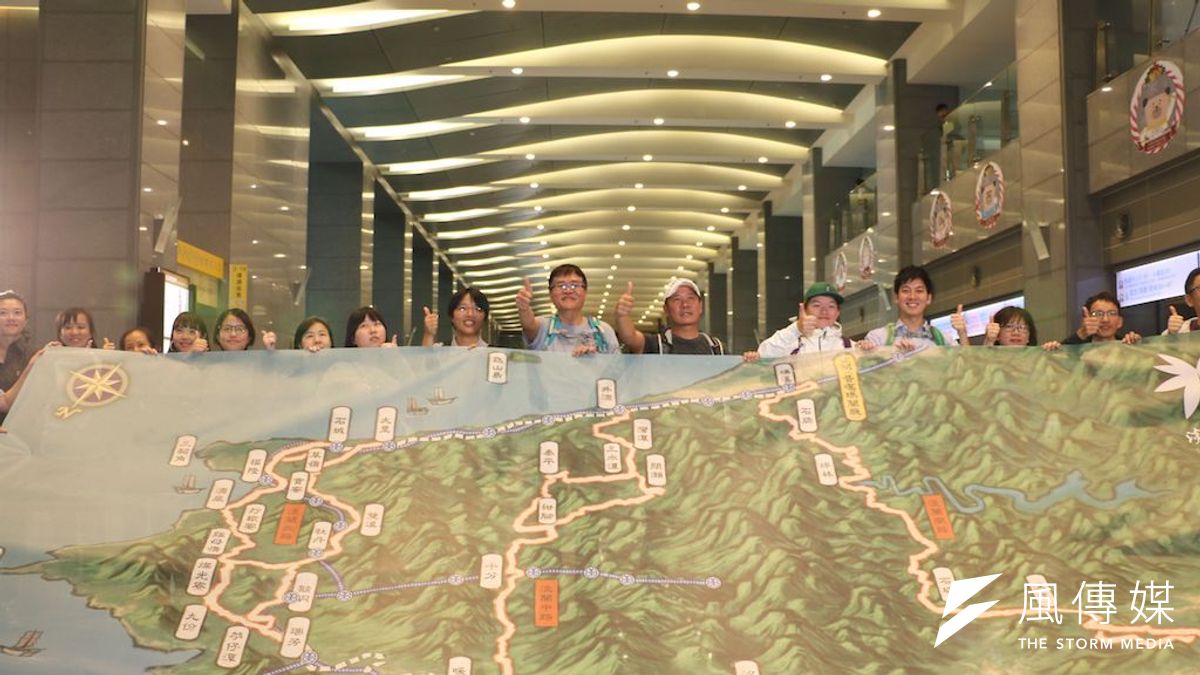 新北市觀旅局長陳國君(右六)與國際知名設計大師蕭青陽(右五)邀請民眾一同尋訪淡蘭北路,親身體驗先民曾在此狩獵、墾拓以及軍事海防留下的柑仔店遺址、燦光寮舖跡及金字碑等古蹟。(圖/李梅瑛攝) 新北市觀旅局長陳國君(右六)與國際知名設計大師蕭青陽(右五)邀請民眾一同尋訪淡蘭北路,親身體驗先民曾在此狩獵、墾拓以及軍事海防留下的柑仔店遺址、燦光寮舖跡及金字碑等古蹟。(圖/李梅瑛攝)