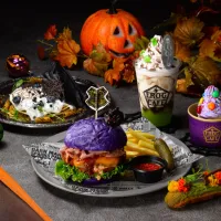 スタジオツアー東京は初のハロウィーン企画「闇の魔術のハロウィーン」を開催し、限定メニューや初開催のナイトツアー、3日間限定のホグワーツディナーなど多彩な追加コンテンツを展開する。(写真/Warner Bros. Studio Tour Tokyo – The Making of Harry Potter.提供) スタジオツアー東京は初のハロウィーン企画「闇の魔術のハロウィーン」を開催し、限定メニューや初開催のナイトツアー、3日間限定のホグワーツディナーなど多彩な追加コンテンツを展開する。(写真/Warner Bros. Studio Tour Tokyo – The Making of Harry Potter.提供)