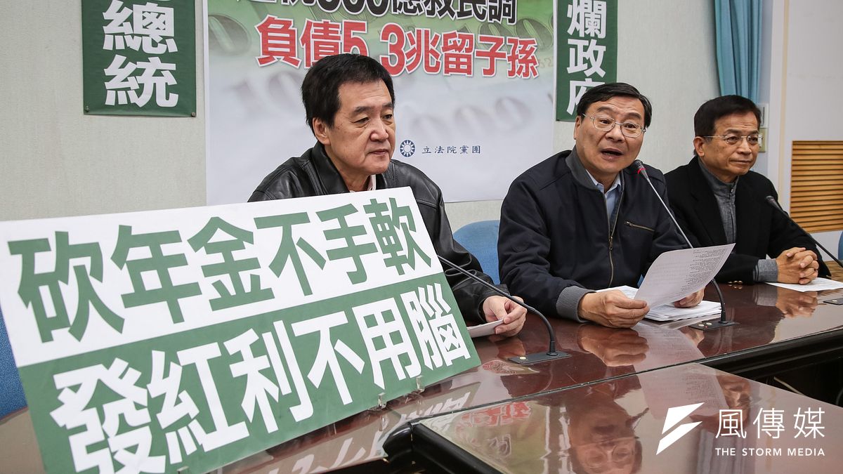 國民黨團立委曾銘宗、費鴻泰、賴士葆召開「小英打腫臉充胖子!還稅500億救民調,負債5.3兆留子孫」記者會。(顏麟宇攝) 國民黨團立委曾銘宗、費鴻泰、賴士葆召開「小英打腫臉充胖子!還稅500億救民調,負債5.3兆留子孫」記者會。(顏麟宇攝)