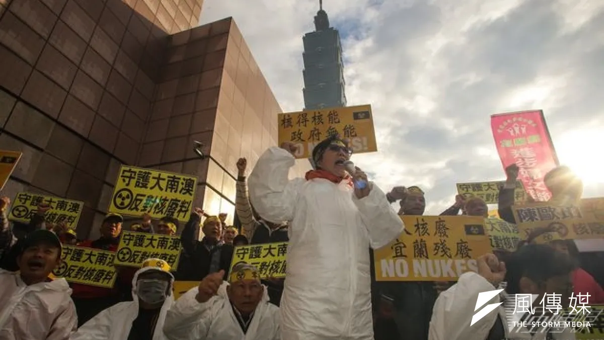全國能源會議場外有抗議,場內的討論又流於意氣之爭,學者搖頭說這樣的會議報告流出去會貽笑大方。(林韶安攝)