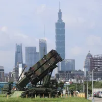 「漢光41号演習」でパトリオットミサイルの展開訓練を視察する顧立雄国防部長(2025年7月13日、陳品佑撮影) 「漢光41号演習」でパトリオットミサイルの展開訓練を視察する顧立雄国防部長(2025年7月13日、陳品佑撮影)