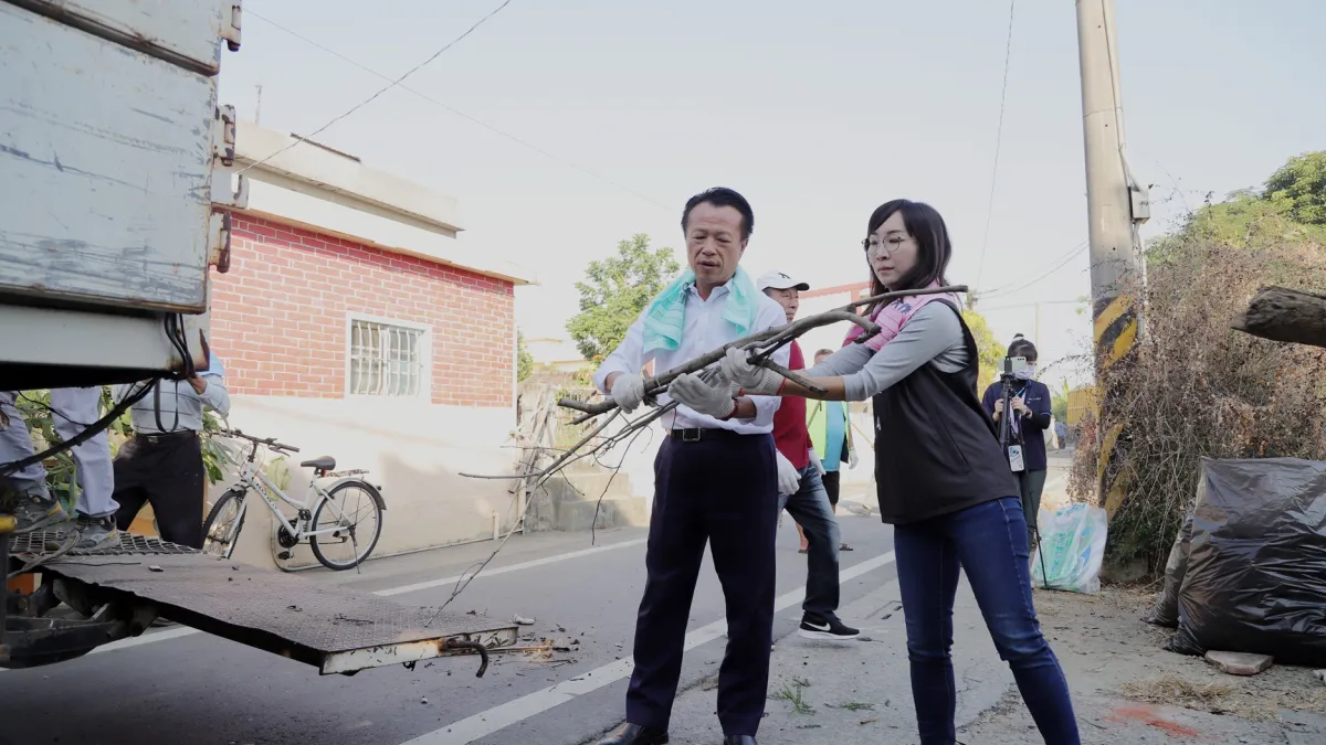嘉義縣政府舉行村里清潔大作戰,縣長翁章梁與環保義工一起大清掃。(圖/嘉義縣政府環保局提供)