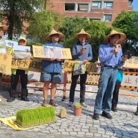 (圖1)新竹是目前唯一水情黃燈縣市,農業部截斷灌溉用水,卻說是在做節水試驗,新竹農民到農業部抗議政府是詐騙集團。(圖/我們要喝乾淨水臉書) (圖1)新竹是目前唯一水情黃燈縣市,農業部截斷灌溉用水,卻說是在做節水試驗,新竹農民到農業部抗議政府是詐騙集團。(圖/我們要喝乾淨水臉書)