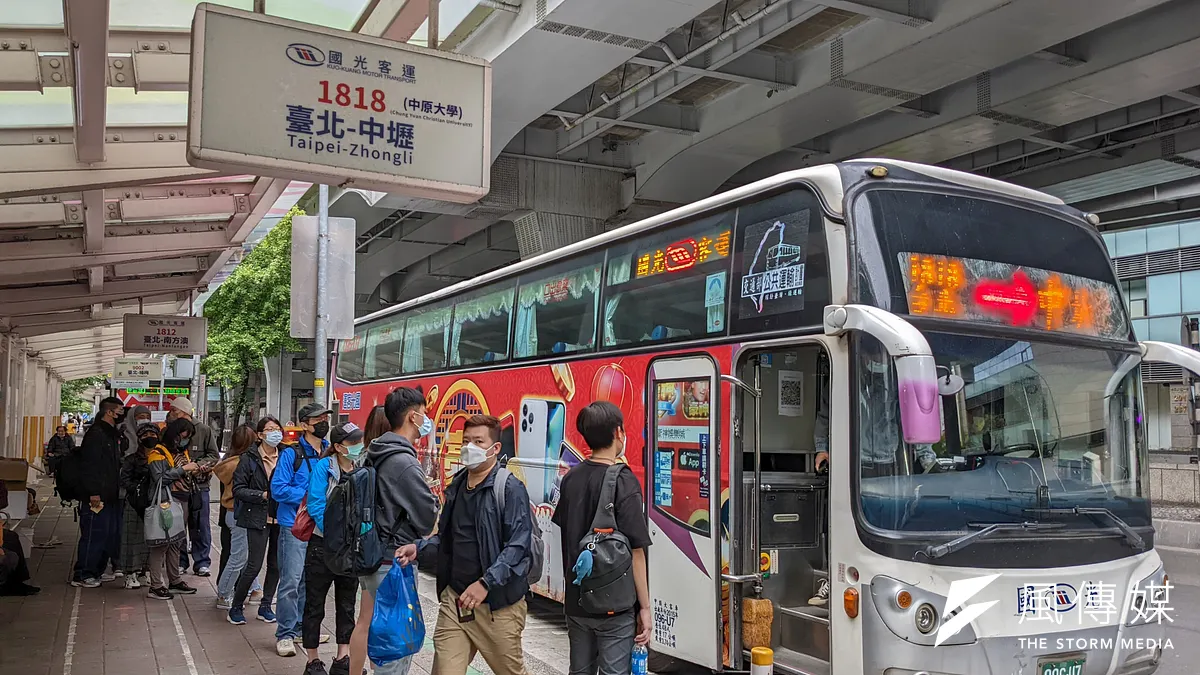 高速バス利用者数が激減し、国光バスなど3社が相次いで台北バスターミナル2階乗り場の賃貸契約を解除。11月5日からは2階が空きフロアとなる見通し。(顏麟宇攝) 高速バス利用者数が激減し、国光バスなど3社が相次いで台北バスターミナル2階乗り場の賃貸契約を解除。11月5日からは2階が空きフロアとなる見通し。(顏麟宇攝)