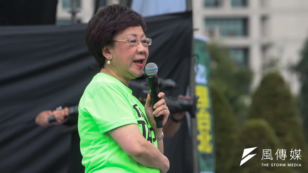 表態參選台北市長的前副總統呂秀蓮22日出席立委姚文智主辦的「機蛋大遊行」。(陳明仁攝)