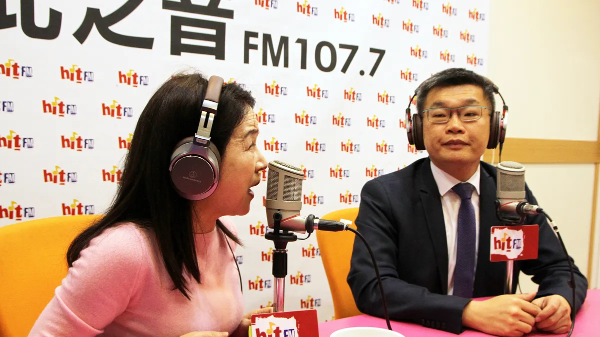 立法院副院長蔡其昌(右)26日上午接受《周玉蔻嗆新聞》專訪,談及立法院長王金平轟國民黨將已「徵召式初選」,蔡其昌指出王金平行事風格比話語柔弱許多。(「Hit Fm《周玉蔻嗆新聞》製作單位提供」)