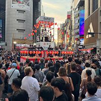 渋谷の夏を彩る「渋谷盆踊り」には約6万2,000人が来場し、外国人観光客の姿も多く見られた。(写真/黃信維撮影) 渋谷の夏を彩る「渋谷盆踊り」には約6万2,000人が来場し、外国人観光客の姿も多く見られた。(写真/黃信維撮影)