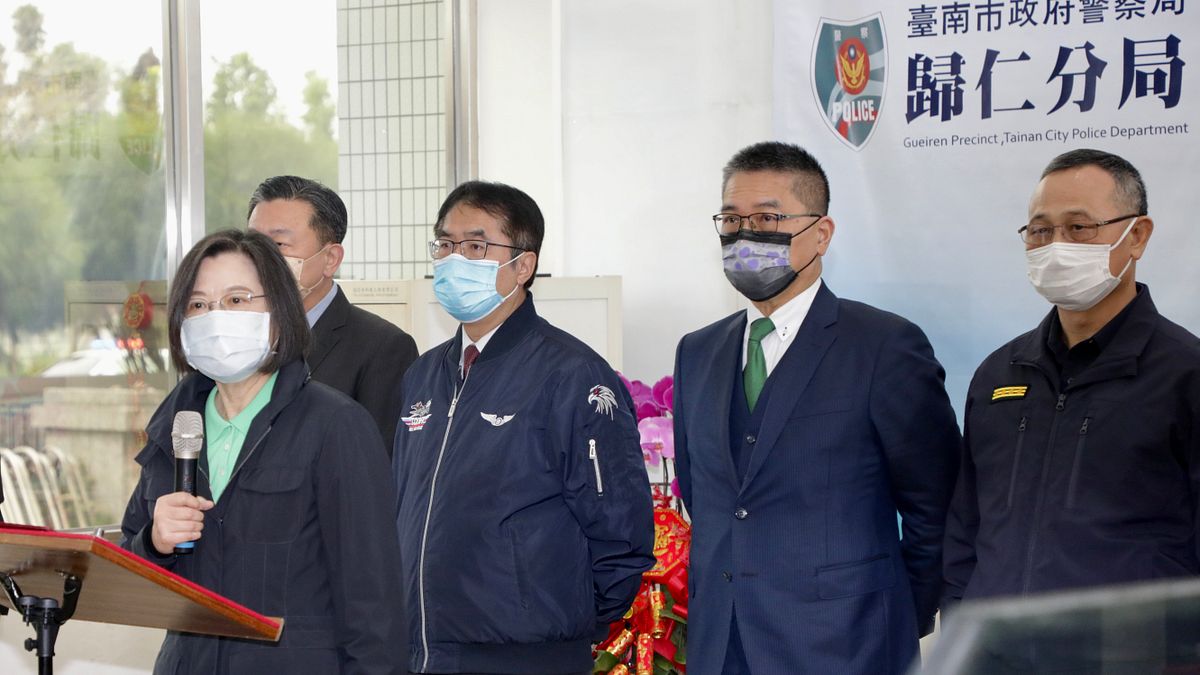 台南市長黃偉哲陪同總統蔡英文、內政部長徐國勇及警政署長陳家欽前往歸仁分局慰勉警察同仁並頒發慰勉金。(圖/台南市府提供) 台南市長黃偉哲陪同總統蔡英文、內政部長徐國勇及警政署長陳家欽前往歸仁分局慰勉警察同仁並頒發慰勉金。(圖/台南市府提供)