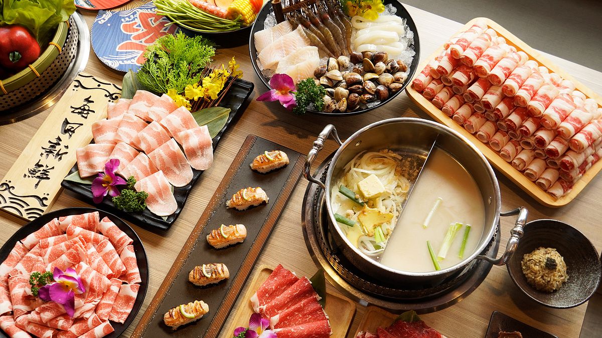 馬辣集團推7月證件優惠活動,對中證件有機會享海鮮水產、鮭魚壽司無限量吃到飽。(圖/馬辣集團提供) 馬辣集團推7月證件優惠活動,對中證件有機會享海鮮水產、鮭魚壽司無限量吃到飽。(圖/馬辣集團提供)