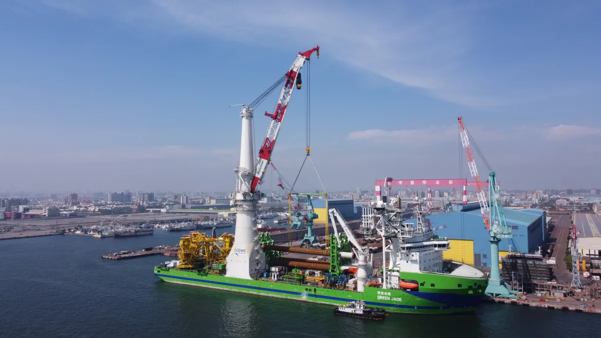 離岸風電引發供需廠商與經濟部的爭執,甚至連歐盟和世貿都被牽扯進來。圖為台船承接海龍離岸風電計畫共計63支水下鋼管樁製造。(資料照,台船提供)