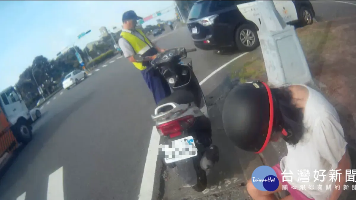 婦人服用藥物騎車後身體不適 警消獲報後協助救護