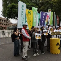 Although the Lai administration is moving to restart nuclear power, the nuclear-free homeland policy has cost the public hundreds of billions of dollars. Anti-nuclear activists have reiterated their opposition to any restart. Photo by Chao Shih-hsun, Cent Although the Lai administration is moving to restart nuclear power, the nuclear-free homeland policy has cost the public hundreds of billions of dollars. Anti-nuclear activists have reiterated their opposition to any restart. Photo by Chao Shih-hsun, Cent