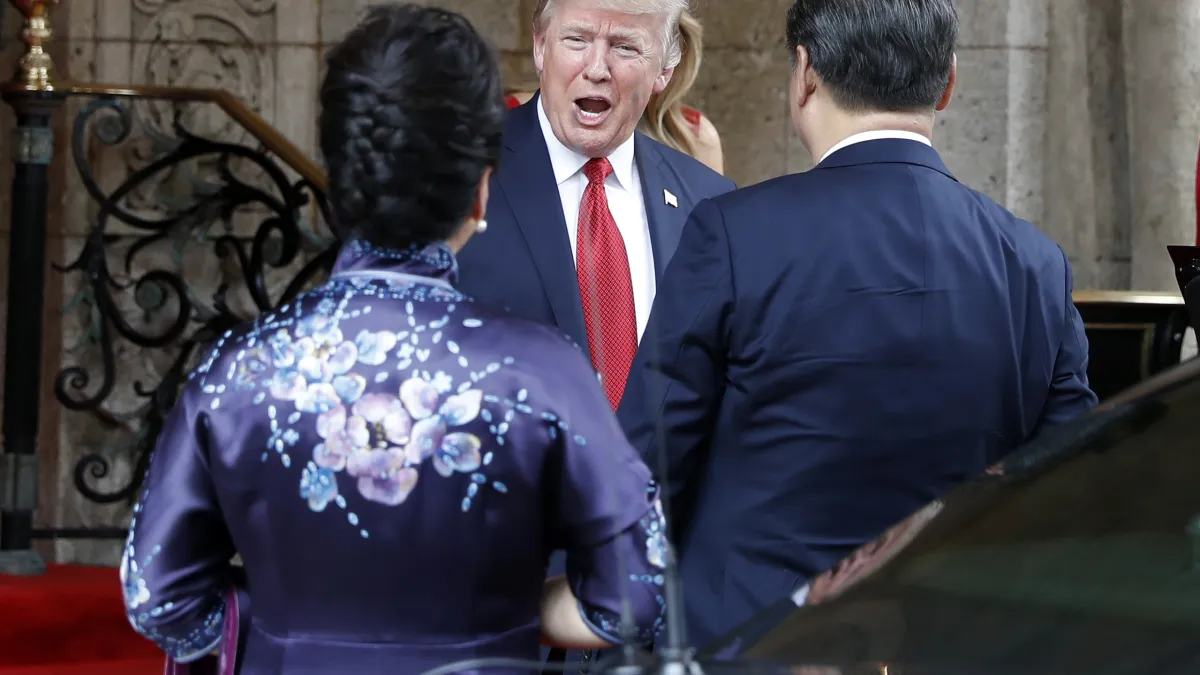 習近平與彭麗媛在海湖莊園拜訪川普與梅蘭妮亞。(美聯社資料照)