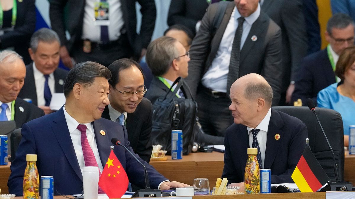 2024年11月,習近平與蕭爾茨在APEC秘魯峰會交談。(美聯社) 2024年11月,習近平與蕭爾茨在APEC秘魯峰會交談。(美聯社)