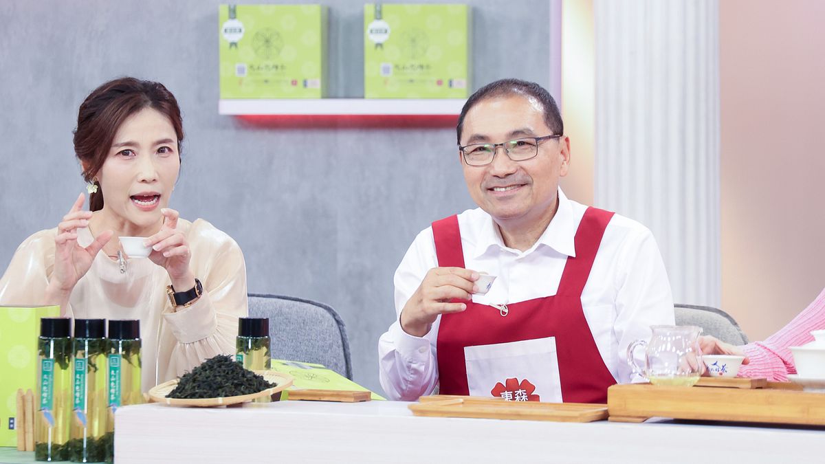 新北市長侯友宜(右)親上電視購物台推廣新北百萬冠軍茶,品味包種茶獨特花香,以行動支持在地優質農特產。(圖/新北市農業局提供) 新北市長侯友宜(右)親上電視購物台推廣新北百萬冠軍茶,品味包種茶獨特花香,以行動支持在地優質農特產。(圖/新北市農業局提供)