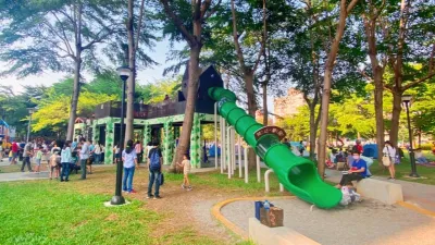 台中豐富公園樹屋遊戲場更是大受好評,每逢傍晚及假日都有許多大、小朋友排隊等著遊玩。(圖/台中市政府)