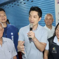 台北市長蔣萬安(前中)蔣萬安之子參加北市交換學生計畫,從補助、名額到利益迴避,市府確有說明責任。(資料照,中央社) 台北市長蔣萬安(前中)蔣萬安之子參加北市交換學生計畫,從補助、名額到利益迴避,市府確有說明責任。(資料照,中央社)