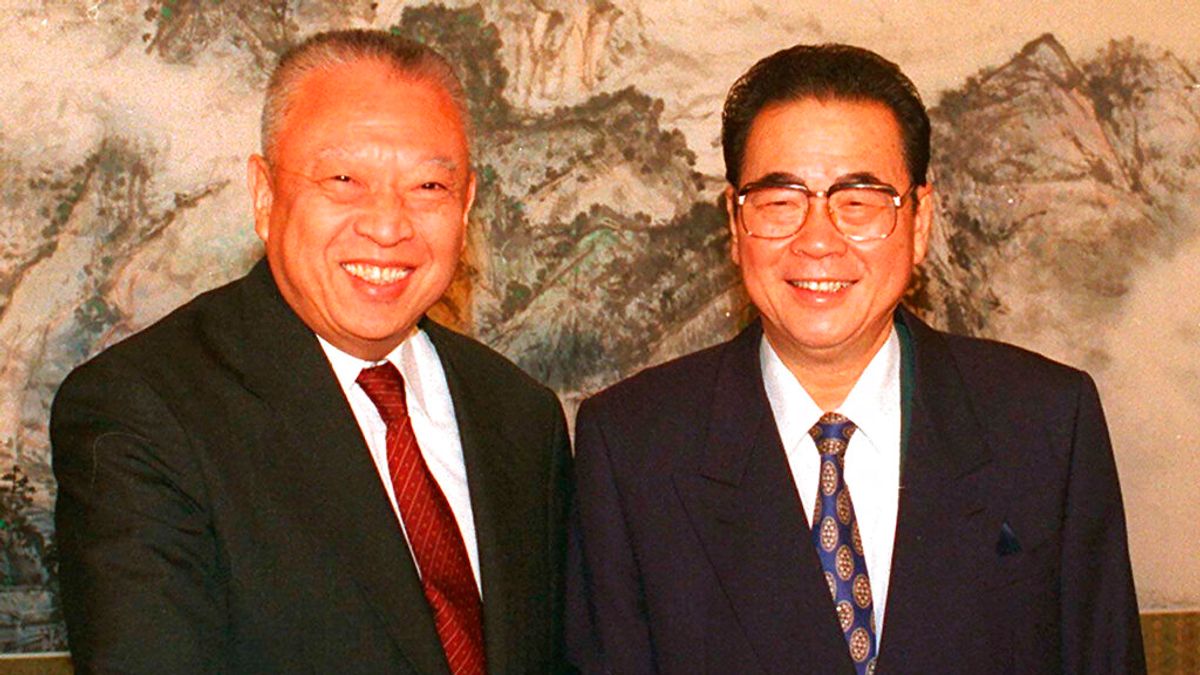 要求中共不干預香港,比要求中共不收回香港更難。圖為中國前總理李鵬與前香港特首董建華。(美聯社) 要求中共不干預香港,比要求中共不收回香港更難。圖為中國前總理李鵬與前香港特首董建華。(美聯社)