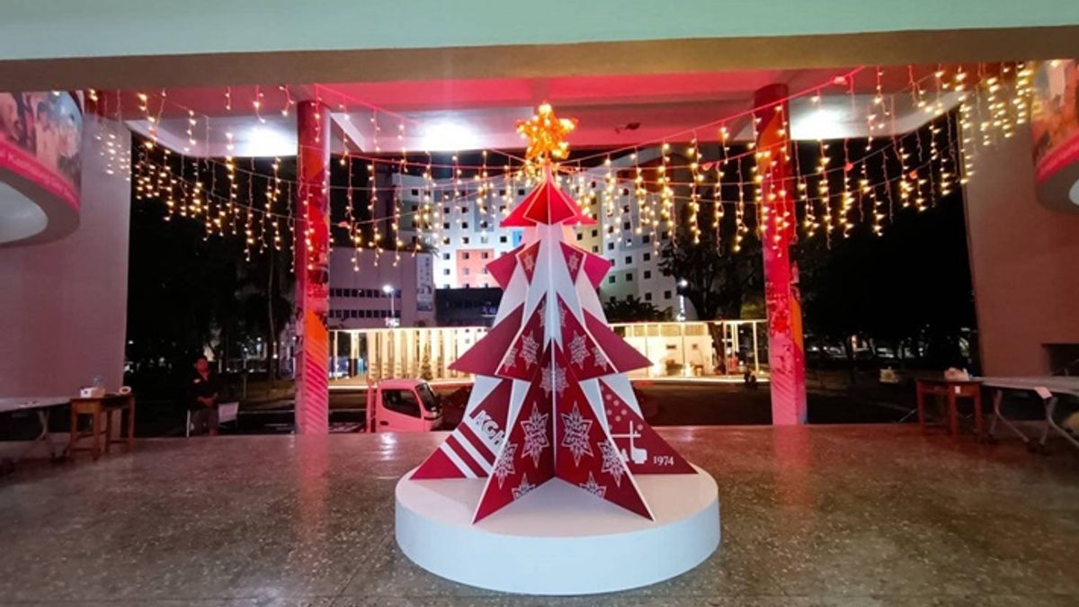 高雄女中的聖誕樹竟要價7萬元!(圖/翻攝自FB/高雄女中) 高雄女中的聖誕樹竟要價7萬元!(圖/翻攝自FB/高雄女中)