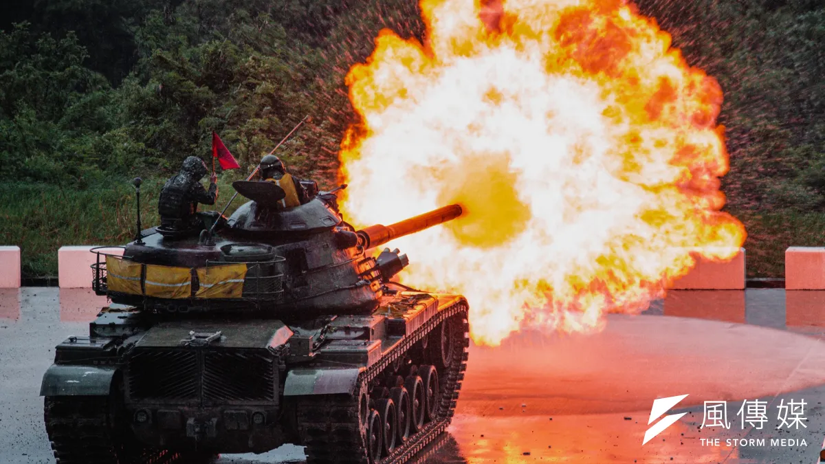 陸軍586旅三軍聯訓基地實彈測考。圖為戰車射擊畫面。(取自中華民國陸軍臉書)