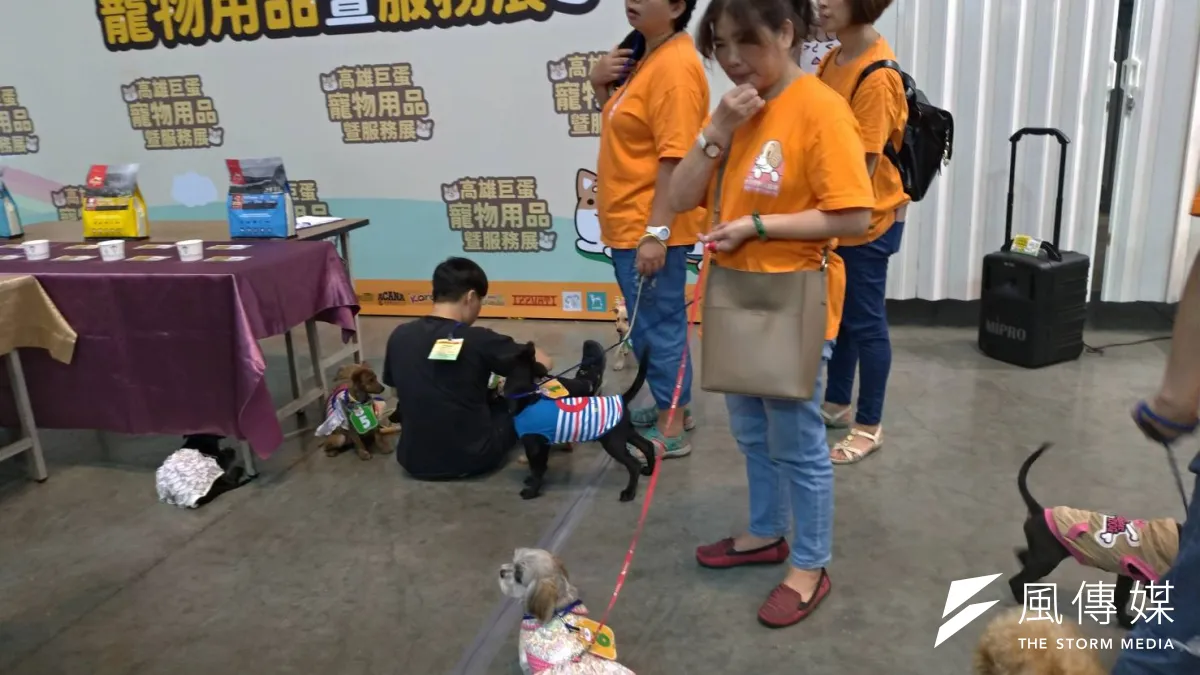 高雄巨蛋寵物用品展一連四天登場,上百家廠商進駐。(圖/徐炳文攝)