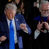 2025年5月1日、アメリカ大統領トランプ氏がアラバマ大学で卒業式の演説後に踊り始めた。(AP通信) 2025年5月1日、アメリカ大統領トランプ氏がアラバマ大学で卒業式の演説後に踊り始めた。(AP通信)