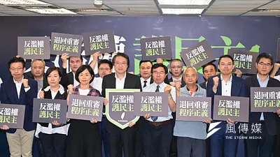 民進黨今日召開中常會,總統、民進黨主席賴清德肯定下鄉宣講行動,民進黨秘書長林右昌(左四)率各地方主委宣示。(陳昱凱攝)