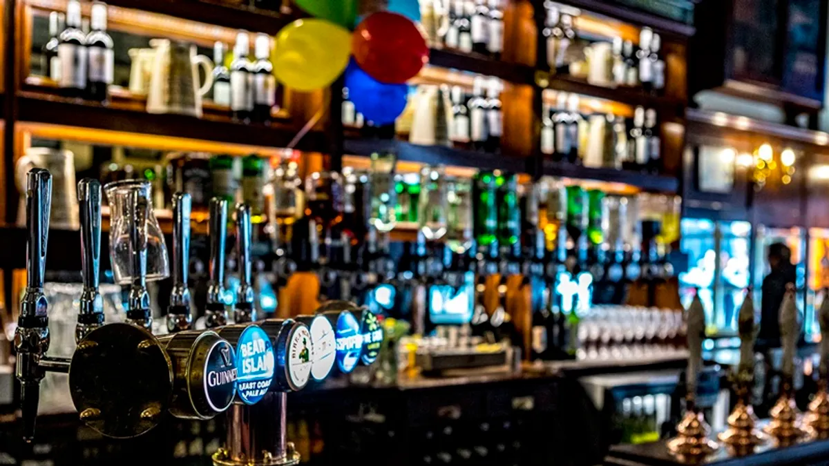 詐騙集團利用經營餐酒館吸引投資人上當。(示意圖/翻攝自pixabay) 詐騙集團利用經營餐酒館吸引投資人上當。(示意圖/翻攝自pixabay)