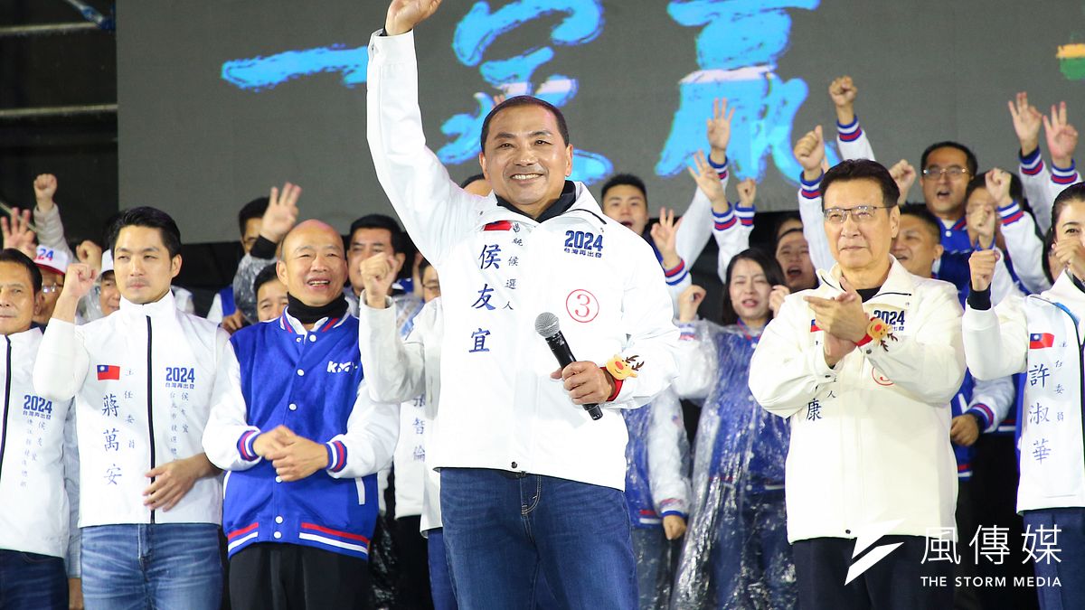 國民黨總統候選人侯友宜(中)、副總統候選人趙少康(右一)23日出席「台灣平安,人民侯康」凱道造勢晚會。(顏麟宇攝) 國民黨總統候選人侯友宜(中)、副總統候選人趙少康(右一)23日出席「台灣平安,人民侯康」凱道造勢晚會。(顏麟宇攝)