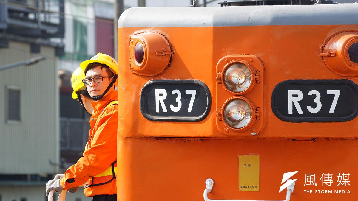 台鐵產業工會春節期間發起「依法休假」行動,對此台鐵採取大規模嚴懲,對370多人寄出曠職單,台鐵8日也發出聲明稿,說明「接受持續改善勞動條件,不接受惡意影響春節疏運」。(資料照,盧逸峰攝) 台鐵產業工會春節期間發起「依法休假」行動,對此台鐵採取大規模嚴懲,對370多人寄出曠職單,台鐵8日也發出聲明稿,說明「接受持續改善勞動條件,不接受惡意影響春節疏運」。(資料照,盧逸峰攝)