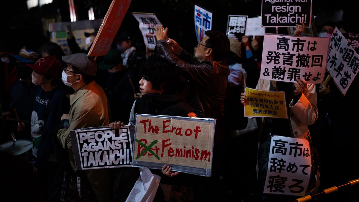 2025年11月21日、抗議者が首相官邸外で高市早首相の台湾に関する発言に反対するために集まっている。(写真/AP通信提供) 2025年11月21日、抗議者が首相官邸外で高市早首相の台湾に関する発言に反対するために集まっている。(写真/AP通信提供)