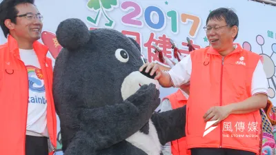 台北市長柯文哲出席2017元旦健走,表示台北市政最艱難的部分已經過去,未來一年會做得更好。(陳明仁攝)