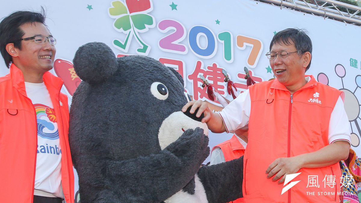 台北市長柯文哲出席2017元旦健走,表示台北市政最艱難的部分已經過去,未來一年會做得更好。(陳明仁攝) 台北市長柯文哲出席2017元旦健走,表示台北市政最艱難的部分已經過去,未來一年會做得更好。(陳明仁攝)