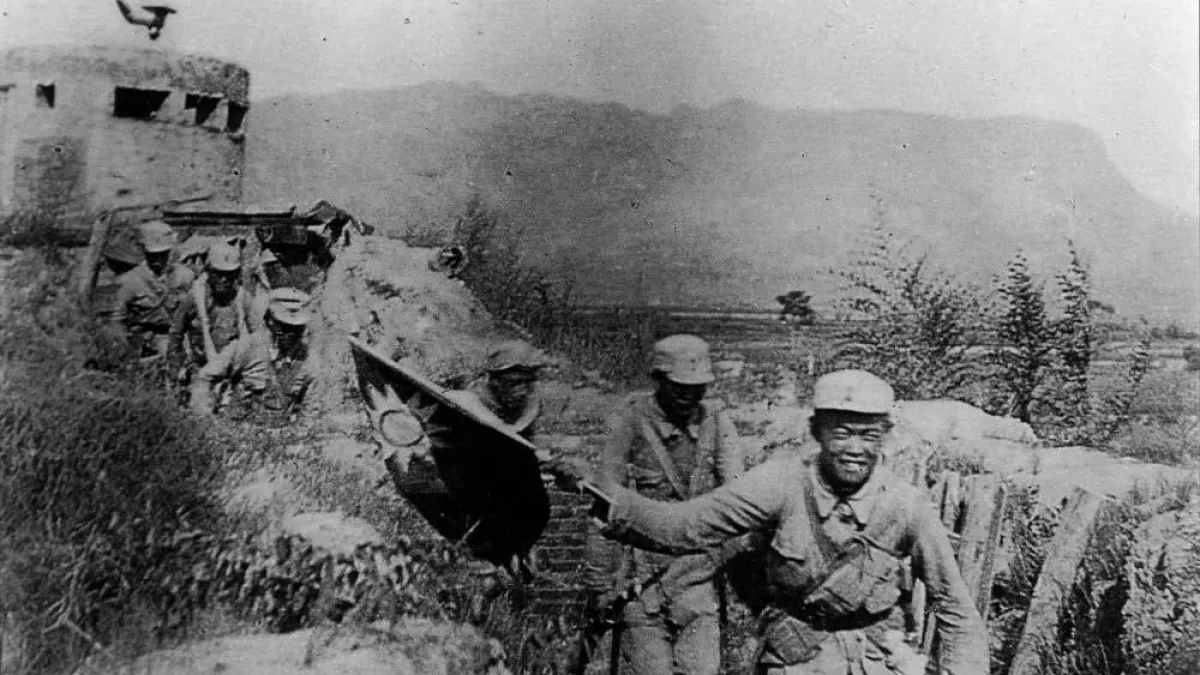 手持中華民國國旗,在娘子關上向日軍發起進攻的中共8路軍戰士。(許劍虹提供)