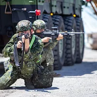 第三作戦区の部隊が18日、新北市エリアで縦深防御を想定した逐次抵抗演習を実施した。(写真/第三作戦区提供) 第三作戦区の部隊が18日、新北市エリアで縦深防御を想定した逐次抵抗演習を実施した。(写真/第三作戦区提供)