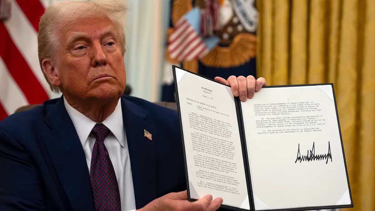 美國總統川普就職後簽署大量行政命令,最具爭議性地莫過於廢除出生公民權。(美聯社) 美國總統川普就職後簽署大量行政命令,最具爭議性地莫過於廢除出生公民權。(美聯社)