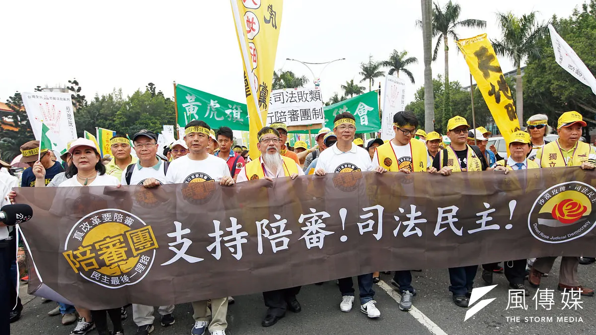為了推動陪審團制度,台灣陪審團協會等民間團體早在2018年5月即發動遊行,主張司法民主。(郭晉瑋攝)