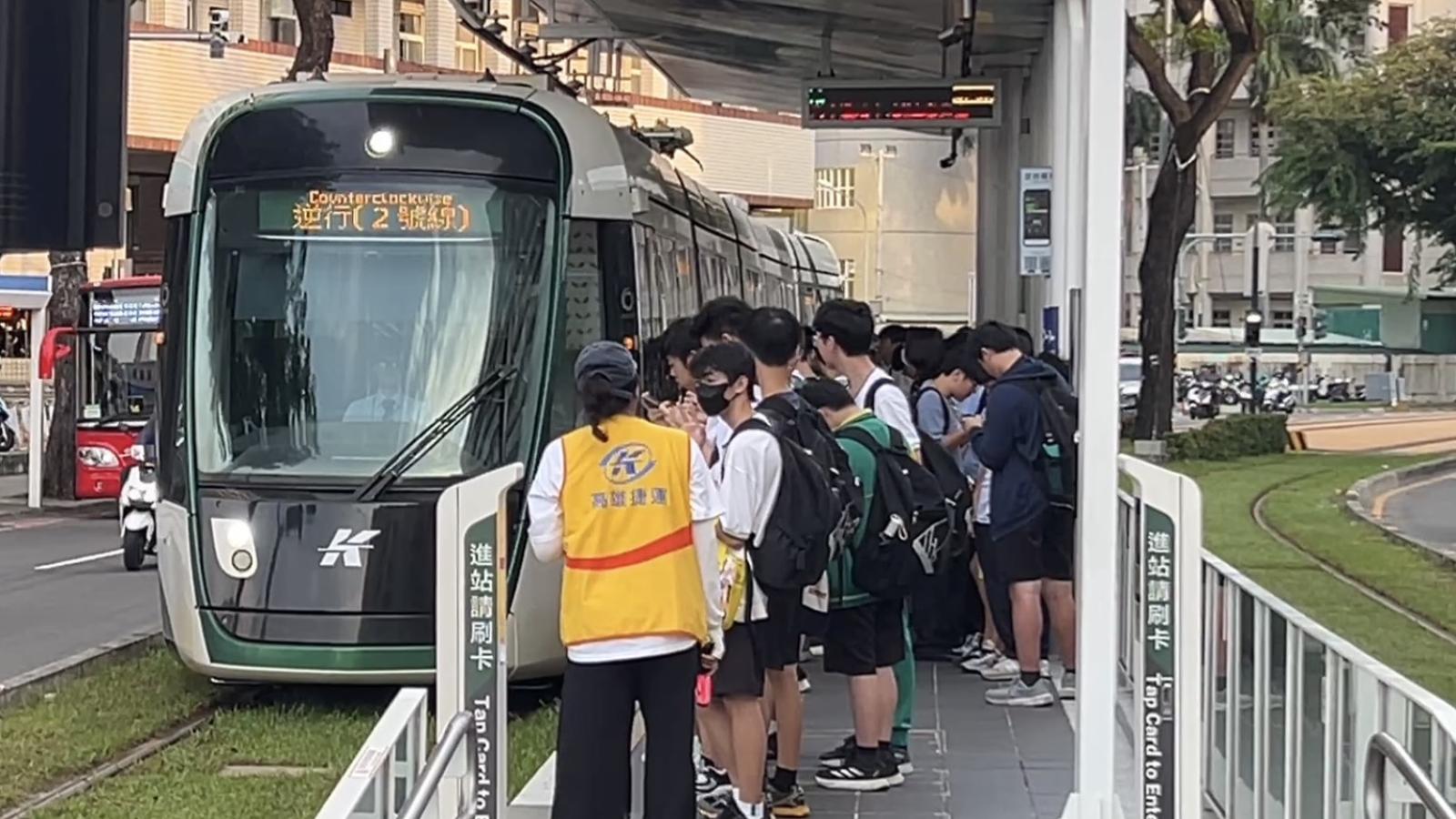 高雄輕軌變身「新時代校車」!前8月學生通學破190萬人次 年增13%