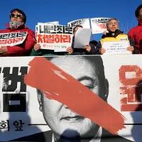 2024年12月4日、抗議デモ参加者らが韓国国会議事堂前に集まり、尹錫悅大統領の辞任を要求(AP通信) 2024年12月4日、抗議デモ参加者らが韓国国会議事堂前に集まり、尹錫悅大統領の辞任を要求(AP通信)