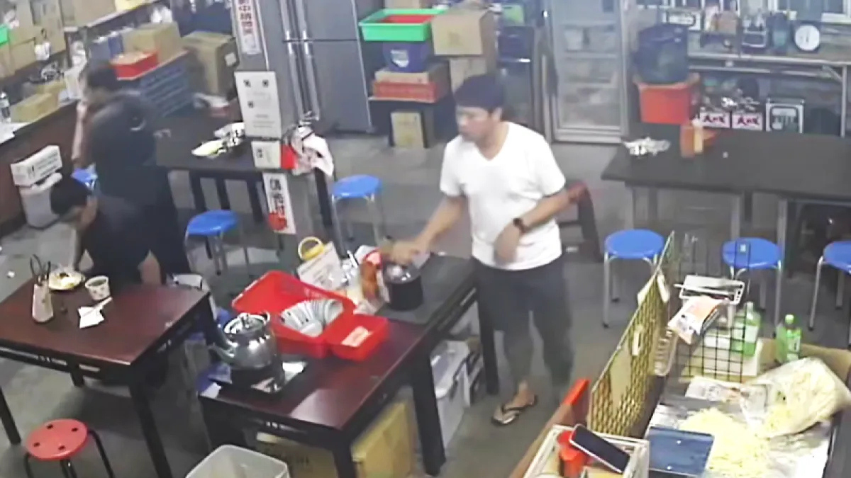 一名白衣刺青男子到台南善化區一間小吃店用餐,竟將擦過嘴的衛生紙丟進店家醬料桶。(圖/翻攝自FB/正港善化人)