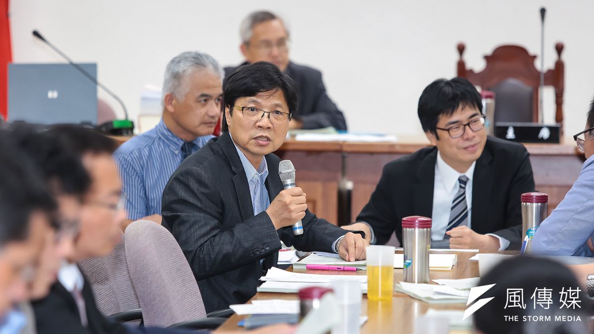 立法院內政、司法及法制、財政委員會26日聯席審查《不當黨產處理條例》草案,內政部長葉俊榮列席表示,立法院若協商形成共識,內政部就會支持。(顏麟宇攝) 立法院內政、司法及法制、財政委員會26日聯席審查《不當黨產處理條例》草案,內政部長葉俊榮列席表示,立法院若協商形成共識,內政部就會支持。(顏麟宇攝)