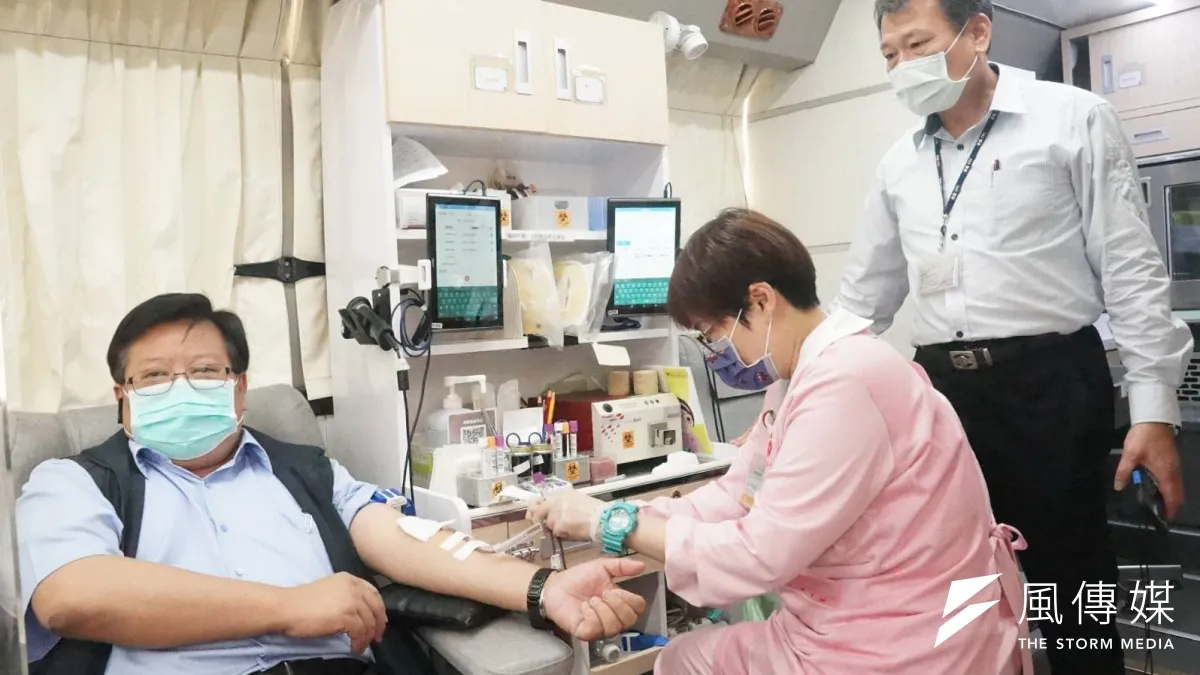 台灣中油煉製事業部執行長徐漢(左一)邀高雄廠廠長楊進國等主管挽袖捐血,更號召員、眷加入此善行。(圖/徐炳文)