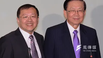 海基會董事長改回無給職,董事長也不須列席立法院委員會,此舉引發國民黨立委黃昭順不滿。圖為海基會董事長田弘茂(右手及副董事長張天欽(資料照片,陳伯聖攝)