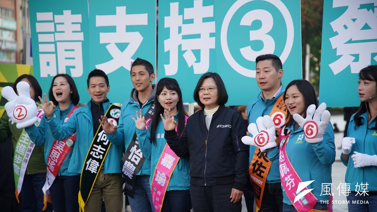 民進黨總統2日啟動「台灣要贏,全台站出來!」的路口拜票活動,總統蔡英文也到台北小巨蛋路口為立委候選人打氣。(盧逸峰攝) 民進黨總統2日啟動「台灣要贏,全台站出來!」的路口拜票活動,總統蔡英文也到台北小巨蛋路口為立委候選人打氣。(盧逸峰攝)