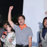 支持沈伯洋更像一面銀幕,投射的是「自發草根」「民主運動」。這樣的投射更呼籲過去沈伯洋在大罷免的角色,「公民自發」「守護台灣」的精神。圖為民進黨台北市長參選人沈伯洋11日至大龍峒保安宮開講。(資料照,顏麟宇攝) 支持沈伯洋更像一面銀幕,投射的是「自發草根」「民主運動」。這樣的投射更呼籲過去沈伯洋在大罷免的角色,「公民自發」「守護台灣」的精神。圖為民進黨台北市長參選人沈伯洋11日至大龍峒保安宮開講。(資料照,顏麟宇攝)