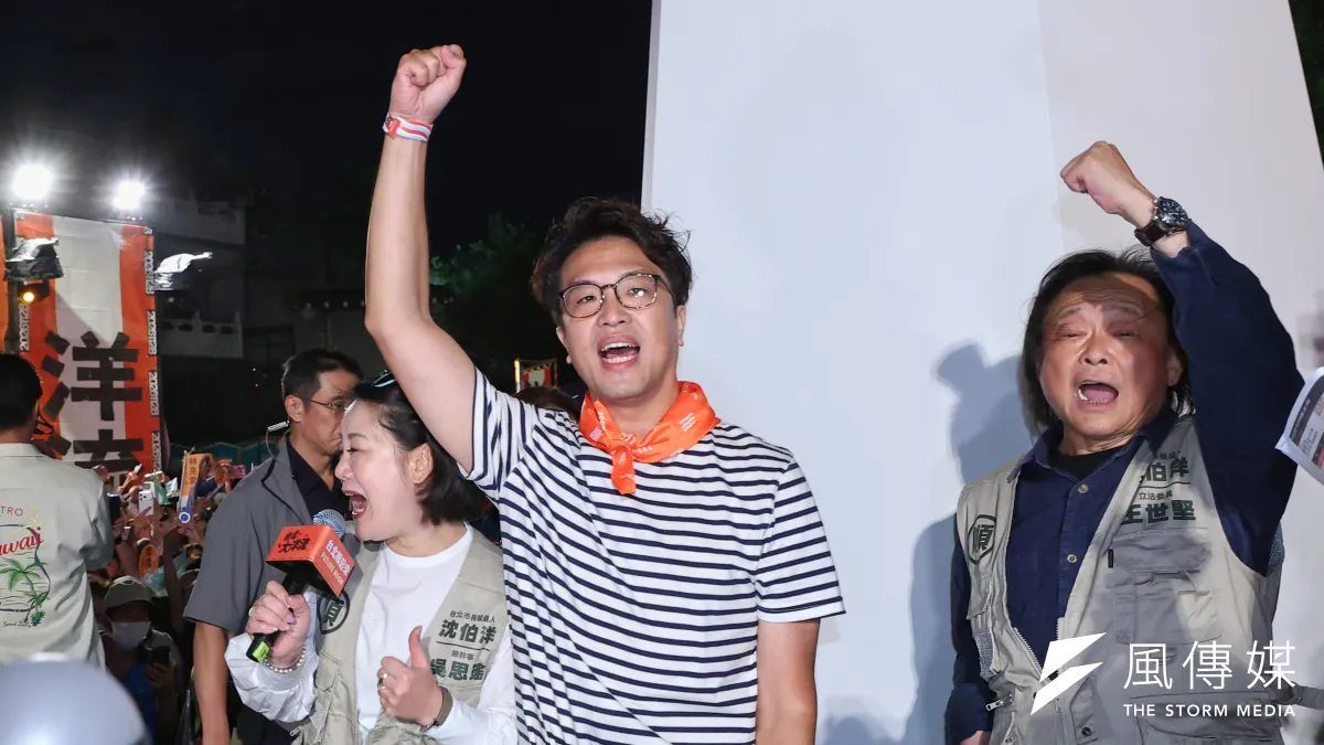 民進黨台北市長參選人沈伯洋(右二)11日晚間在保安宮前廣場舉行「市民開講」,正式公布針對中山、大同區量身打造的「大秘寶」政見。(顏麟宇攝)