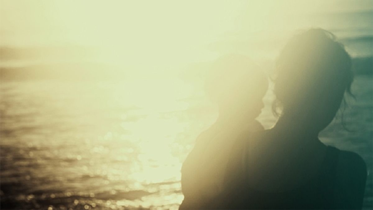 如同被詛咒般,神聖的母愛光輝照臨不到一個女兒的心。 如同被詛咒般,神聖的母愛光輝照臨不到一個女兒的心。