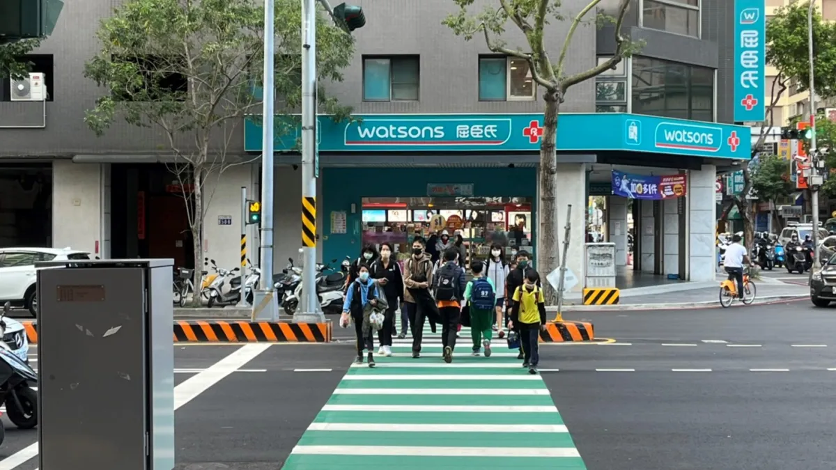 一名駕駛因為未禮讓行人遭開罰,但他卻以行人發呆為由申訴。(示意圖/台中市政府提供)