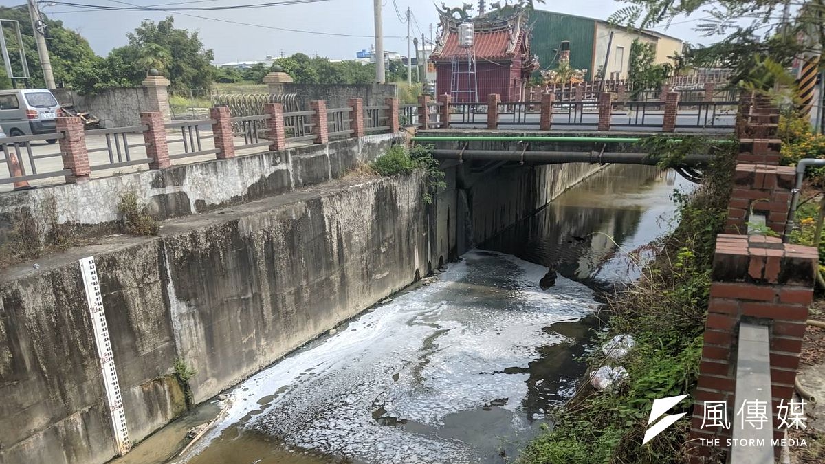 食品廠將其未處理之廢污水直接排至鳳山圳情形。(圖/徐炳文攝) 食品廠將其未處理之廢污水直接排至鳳山圳情形。(圖/徐炳文攝)